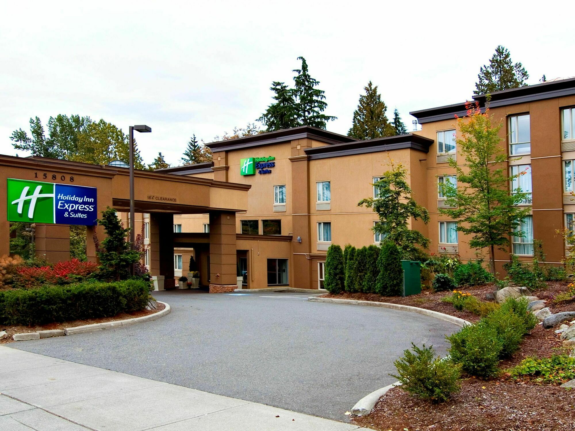 Holiday Inn Express And Suites Surrey, An Ihg Hotel Exterior foto